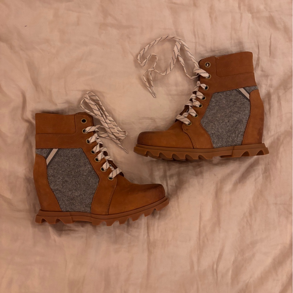 🌟FLASH SALE NO OFFERS Sorel Tan and Gray Lace-Up Wedge Heel Ankle Snow Boots